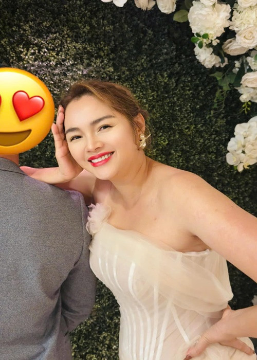  Á hậu Diễm Châu vừa chia sẻ hình ảnh mặc váy cô dâu bên chú rể giấu mặt. Ảnh: FB Diễm Châu.