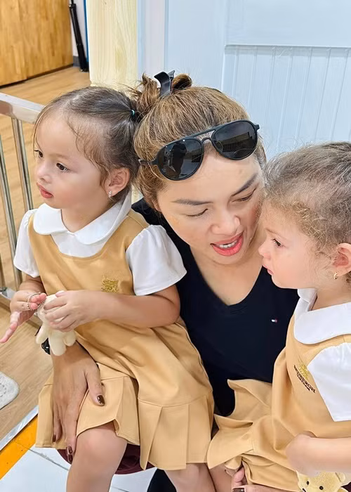 Hai con gái lai Tây của Á hậu Diễm Châu tên Clara, Jolie. Ảnh: FB Diễm Châu.