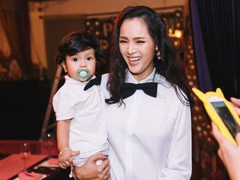 “Khi thấy hình ảnh bé trên Facebook, anh hỏi có phải con anh không, tôi nói không... Đôi khi để cha Cool biết về sự hiện diện của bé, tôi và anh lại xảy ra các vấn đề giành quyền nuôi con. Có lẽ tôi hơi ích kỷ", Diễm Châu trải lòng. Ảnh: Znews.