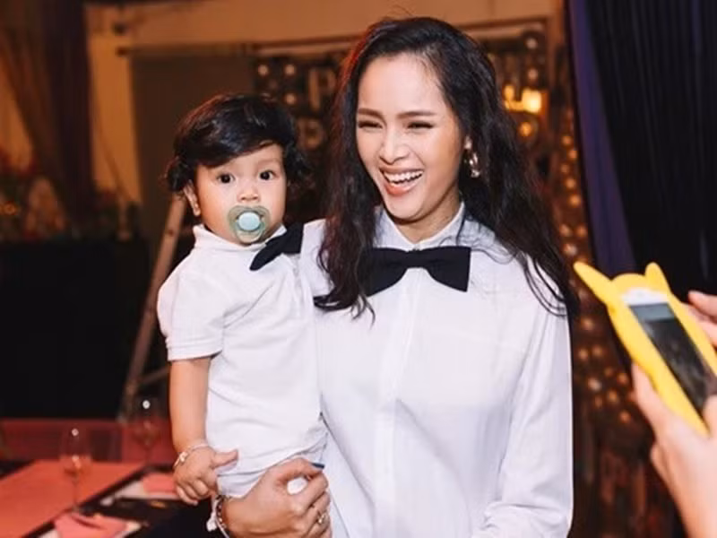 “Khi thấy hình ảnh bé trên Facebook, anh hỏi có phải con anh không, tôi nói không... Đôi khi để cha Cool biết về sự hiện diện của bé, tôi và anh lại xảy ra các vấn đề giành quyền nuôi con. Có lẽ tôi hơi ích kỷ", Diễm Châu trải lòng. Ảnh: Znews.