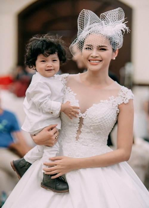 Diễm Châu cho biết, cô muốn con trai đầu lòng được 18 tuổi mới cho gặp cha, bởi khi đó con đã hiểu chuyện hơn, có sự nghiệp học hành ổn định. Ảnh: Dân Việt.