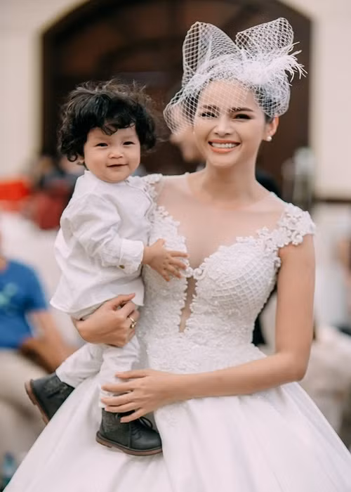 Diễm Châu cho biết, cô muốn con trai đầu lòng được 18 tuổi mới cho gặp cha, bởi khi đó con đã hiểu chuyện hơn, có sự nghiệp học hành ổn định. Ảnh: Dân Việt.