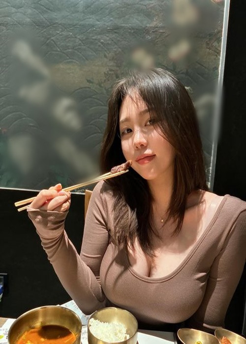 Hot girl người Hàn Quốc có lợi thế vòng một căng tràn, mặc gì cũng hút mắt.