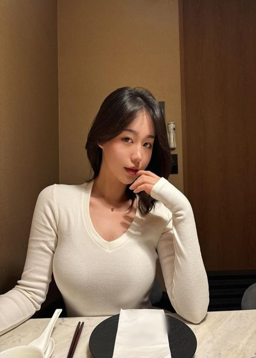 Mặc áo bó sát, kín đáo đi ăn uống, Oh Hye Rin vẫn gây chú ý.