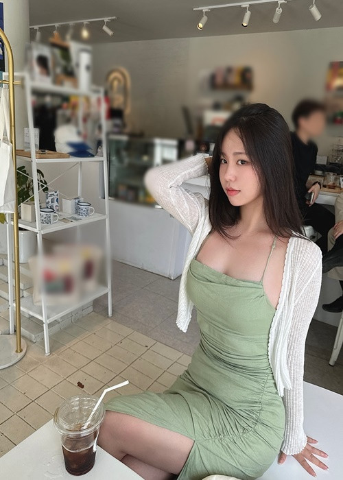 Oh Hye Rin chăm cập nhật hình ảnh đời thường đi ăn uống, du lịch.