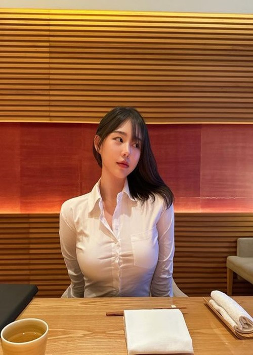 Tờ Sohu còn khen ngợi Oh Hye Rin biết cách lựa chọn trang phục, phụ kiện phù hợp để tôn vóc dáng.