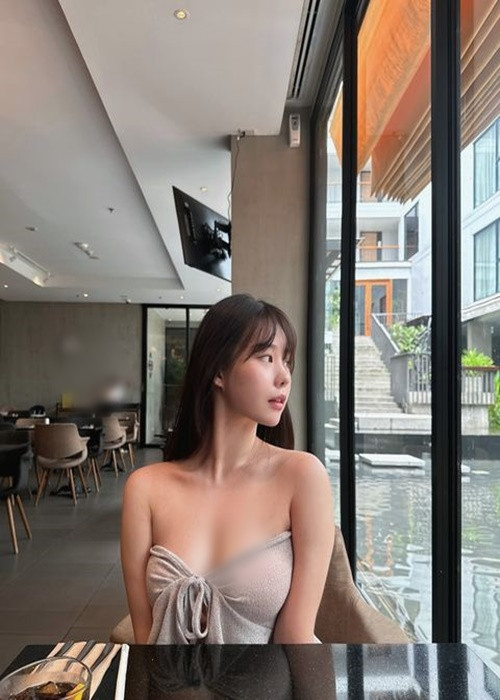Đi ăn uống, hot girl Oh Hye Rin mặc chiếc áo mỏng, trễ nải khoe vòng một &#34;nặng trĩu&#34;.