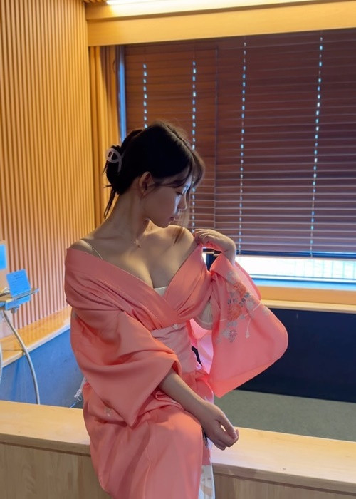 Không ít bài đăng của hot girl thu hút đến chục nghìn người bình luận, chia sẻ.