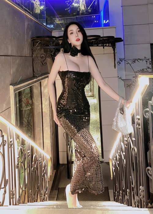 Vẻ quyến rũ của nữ DJ gây mê người đối diện. Ảnh: FB Thảo Bebe.