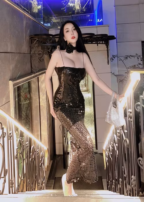 Vẻ quyến rũ của nữ DJ gây mê người đối diện. Ảnh: FB Thảo Bebe.