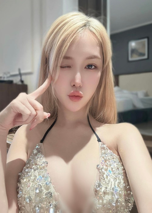 Vợ Khắc Việt nhanh chóng về dáng sau sinh nở và ngày càng quyến rũ. Ảnh: FB Thảo Bebe.