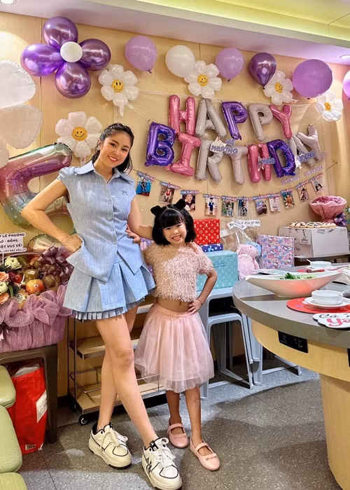  Diễn viên Lê Phương sinh con gái thứ hai cách đây 5 năm. Ái nữ nhà Lê Phương tên thân mật là Bông, tên thật Phạm Hương.