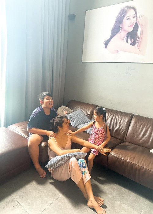 Bé Bông ngày càng hiểu chuyện. Gần đây, Lê Phương cho biết, cô nhóc nói không đòi quà nữa vì không muốn mẹ đi làm quá nhiều.