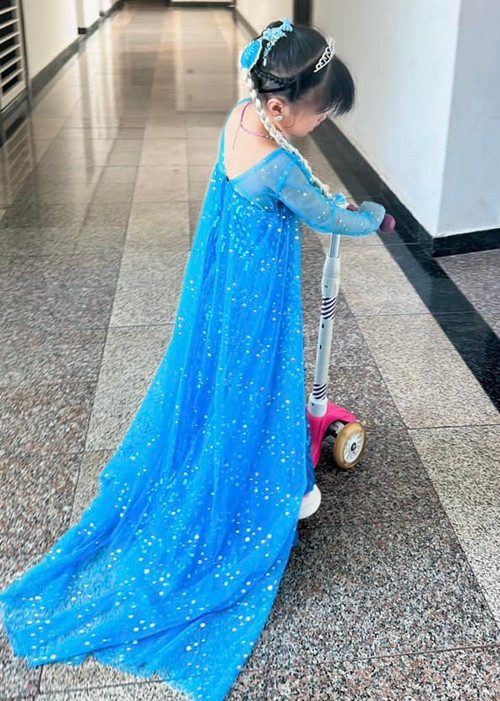 Bé Bông hóa công chúa Elsa vào dịp Halloween.