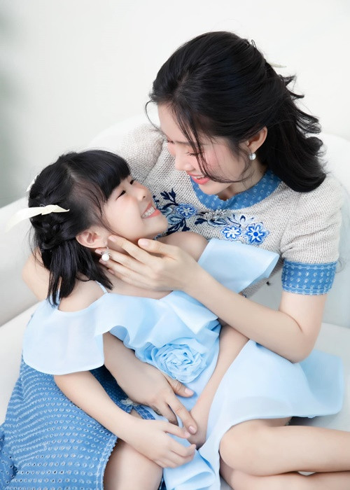 Con gái Lê Phương quen với ống kính máy ảnh nên tạo dáng tự nhiên khi chụp ảnh cùng mẹ.