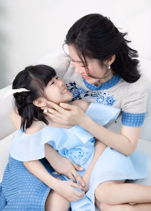Con gái Lê Phương quen với ống kính máy ảnh nên tạo dáng tự nhiên khi chụp ảnh cùng mẹ.
