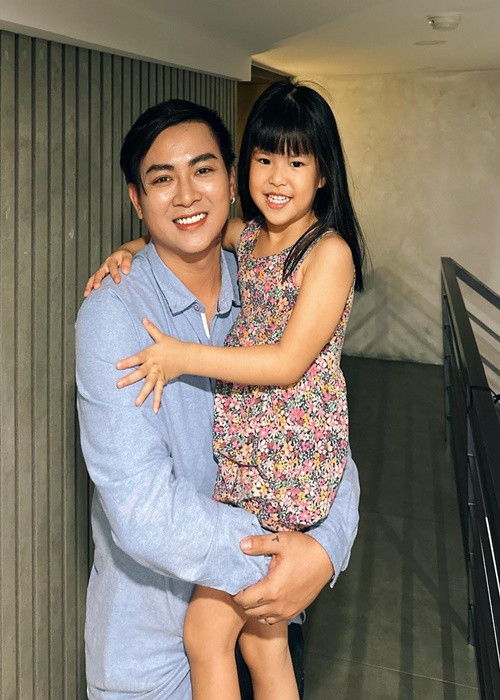 Bé Bông hạnh phúc khi được ca sĩ Hoài Lâm bế trên tay. Lê Phương cho biết, con gái rất thích Hoài Lâm.