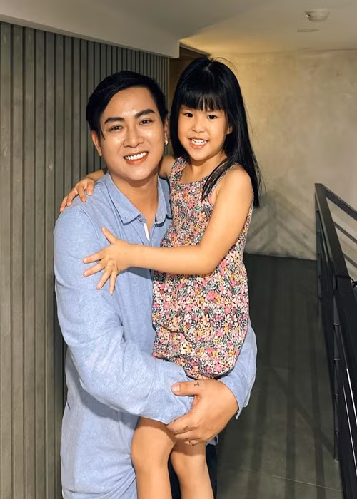 Bé Bông hạnh phúc khi được ca sĩ Hoài Lâm bế trên tay. Lê Phương cho biết, con gái rất thích Hoài Lâm.