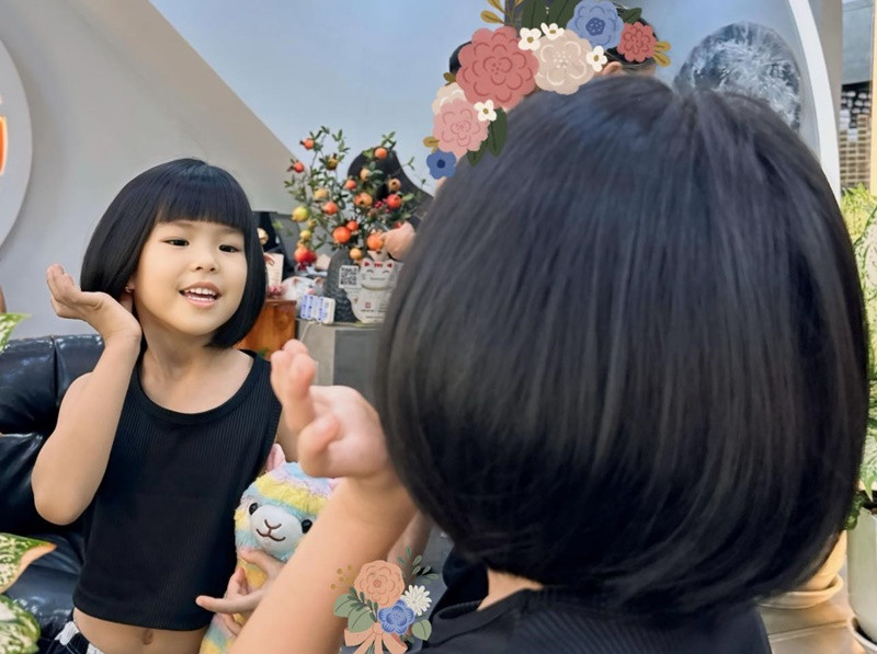 Con gái Lê Phương thích cắt tóc ngang vai. "Hôm qua lỡ hứa cho em cắt tóc ngắn là nguyên buổi chiều em hỏi, tối đi ngủ em nhắc, sáng em dựng dậy không cho ngủ, cứ bảo: "Mẹ chở con đi cắt tóc đi, mẹ hứa rồi mà", Lê Phương chia sẻ.