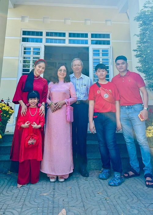 Con gái Lê Phương có chiều cao vượt trội so với bạn bè cùng trang lứa.