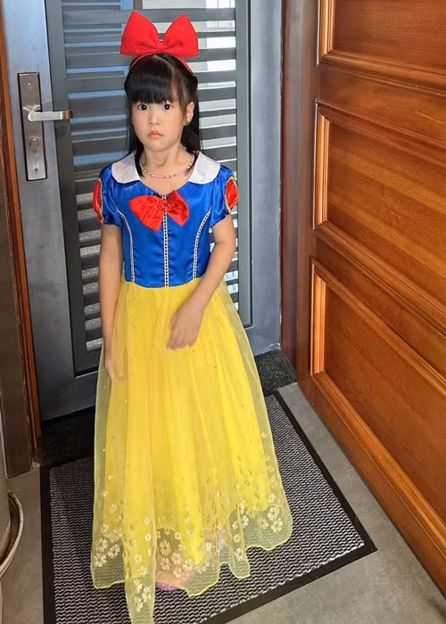 Con gái Lê Phương ăn mặc điệu đà ngay khi từ còn nhỏ.