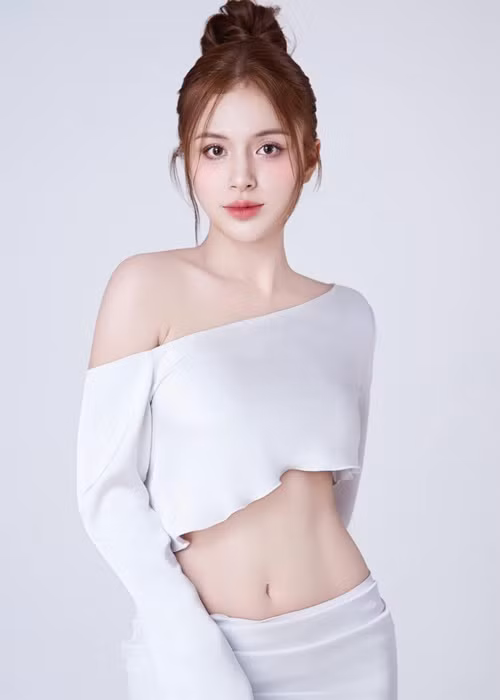 Ngọc Anh khéo giữ vóc dáng thon gọn sau khi sinh nở.