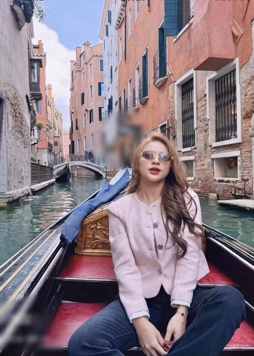 Sau khi kết hôn, Ngọc Anh góp mặt trong các bộ phim: Lửa ấm, Hướng dương ngược nắng.