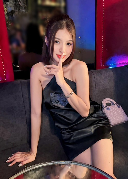 Vợ Đỗ Duy Nam chăm tập gym, ăn uống khoa học.