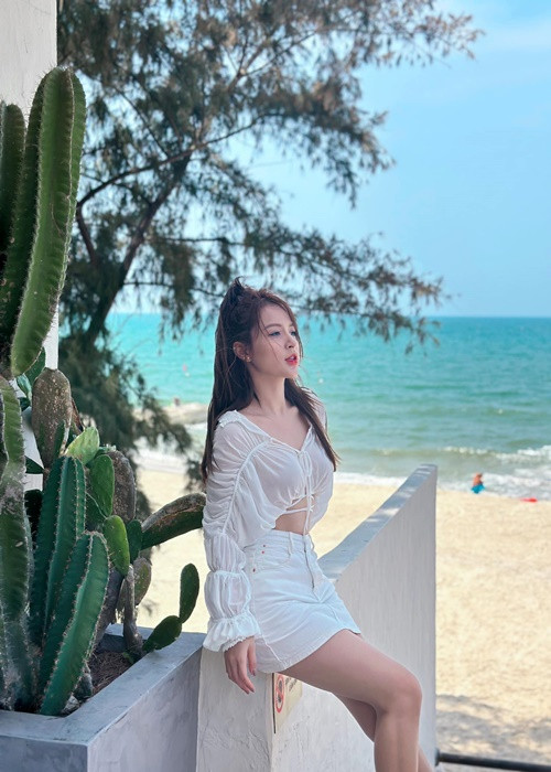 "Ngọc Anh không có nhu cầu nên kệ họ thôi... Mình cũng đang bận hạnh phúc bên anh chồng của mình mà", vợ Duy Nam chia sẻ.