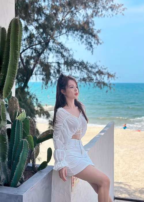 "Ngọc Anh không có nhu cầu nên kệ họ thôi... Mình cũng đang bận hạnh phúc bên anh chồng của mình mà", vợ Duy Nam chia sẻ.