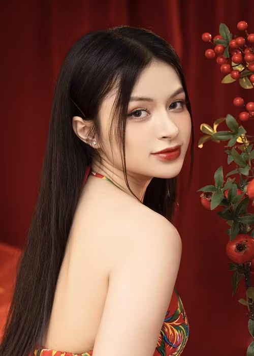 Trước khi sinh nở, Ngọc Anh không hay mặc hở bạo. Tuy nhiên, sau khi có con, vợ Duy Nam tự tin diện trang phục quyến rũ.