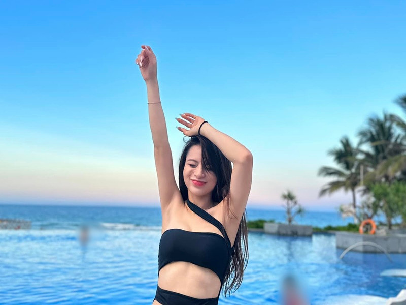 Ngọc Anh khoe dáng vóc gợi cảm với áo tắm trong chuyến đi biển.