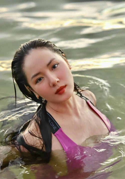 Nữ ca sĩ diện áo tắm gợi cảm.