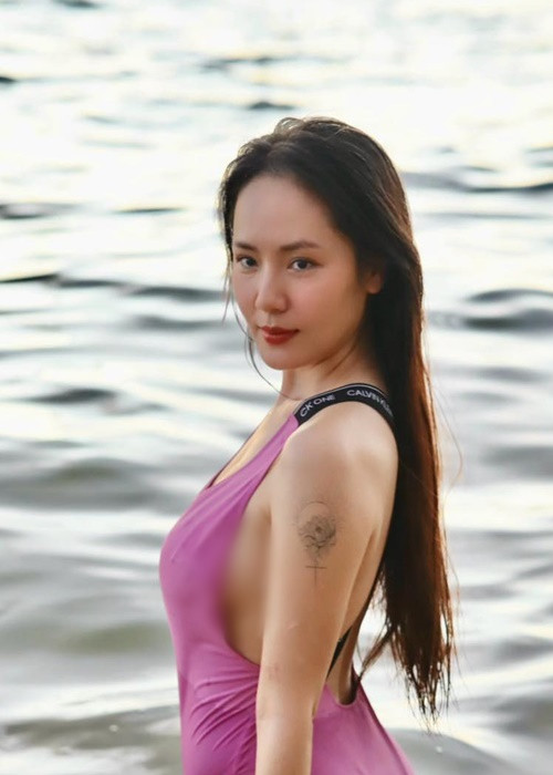 Đường cong hình thể quyến rũ của nữ ca sĩ "đốn gục" cánh mày râu.