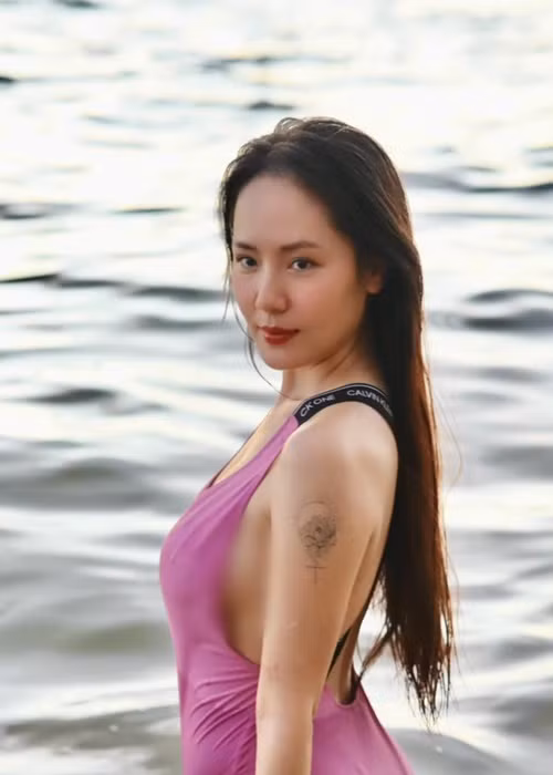 Đường cong hình thể quyến rũ của nữ ca sĩ "đốn gục" cánh mày râu.