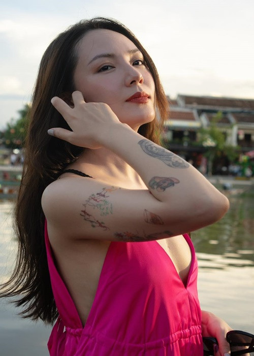 Nữ ca sĩ gắn liền với hình ảnh kiêu sa, quyến rũ khi đi hát còn ở đời thường lại chuộng mặc trẻ trung, gợi cảm.