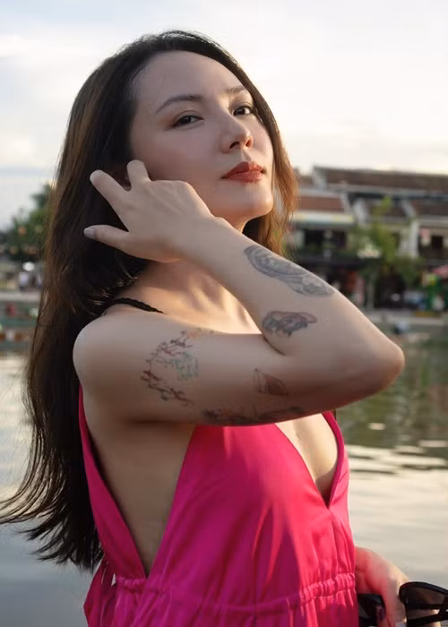 Nữ ca sĩ gắn liền với hình ảnh kiêu sa, quyến rũ khi đi hát còn ở đời thường lại chuộng mặc trẻ trung, gợi cảm.