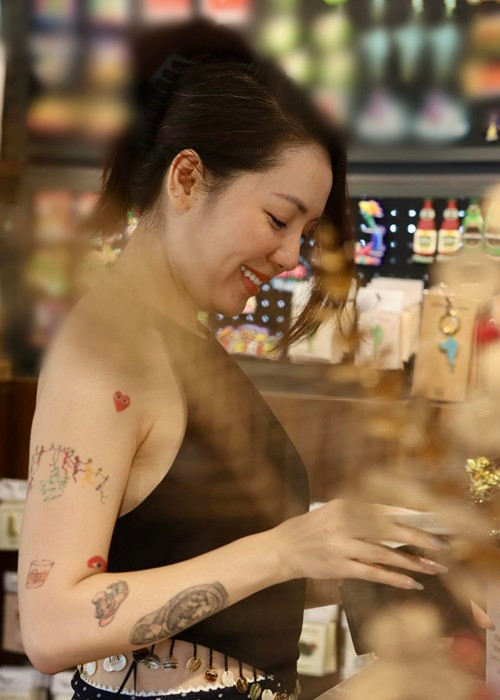 Phương Linh khoe lưng trần gợi cảm với áo yếm.