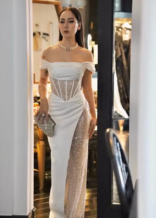 Nữ ca sĩ sở hữu gương mặt đẹp, vóc dáng cân đối, quyến rũ.