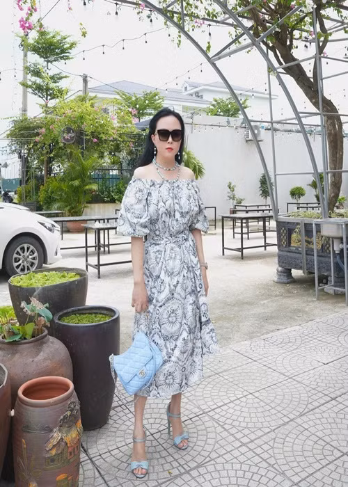 "Phú bà" khoe chân thon, vai trần gợi cảm. Ảnh: Instagram Phượng Chanel.