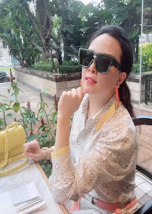 Phượng Chanel giữ mối quan hệ tốt đẹp với tình cũ. Cô thường xuyên đưa bé Sumi về thăm Quách Ngọc Ngoan. Ảnh: Instagram Phượng Chanel.