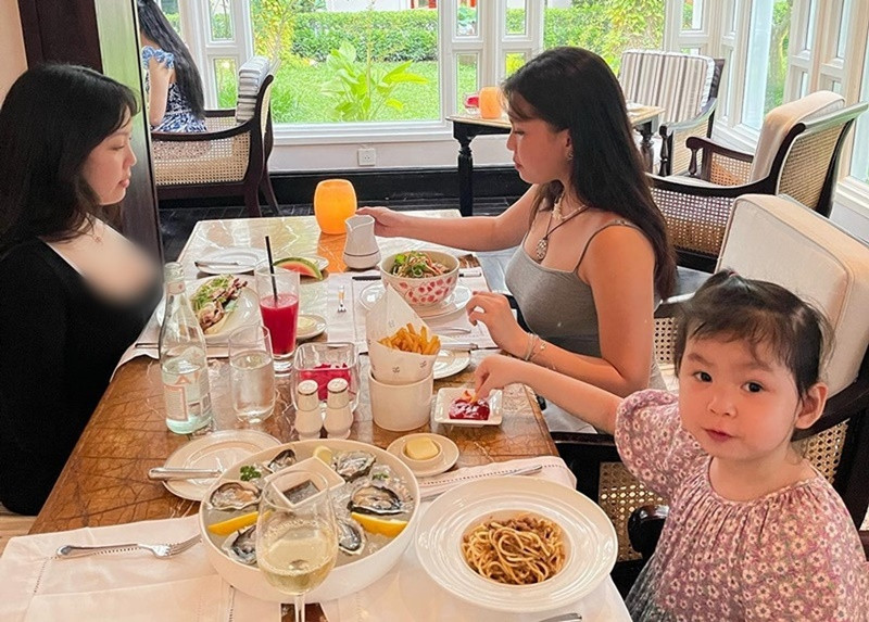 Ngoài bé Sumi, Phượng Chanel còn có hai cô con gái tên Susu và Suri. Ảnh: Instagram Phượng Chanel.