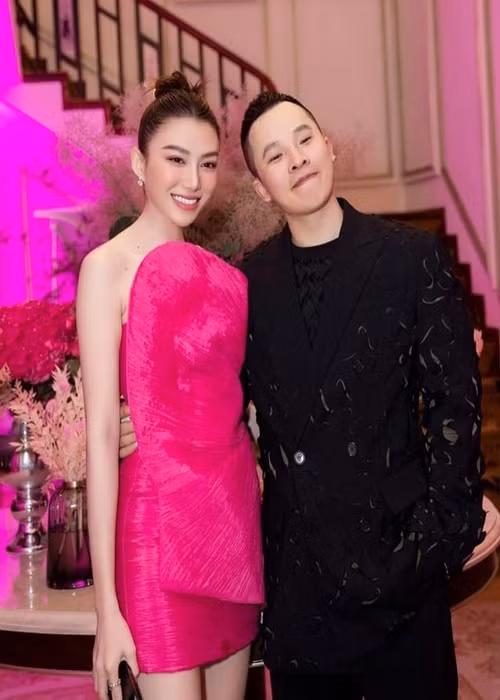 Năm 2013, khi 20 tuổi, người mẫu Lê Hà đầu quân cho công ty của Vũ Khắc Tiệp.