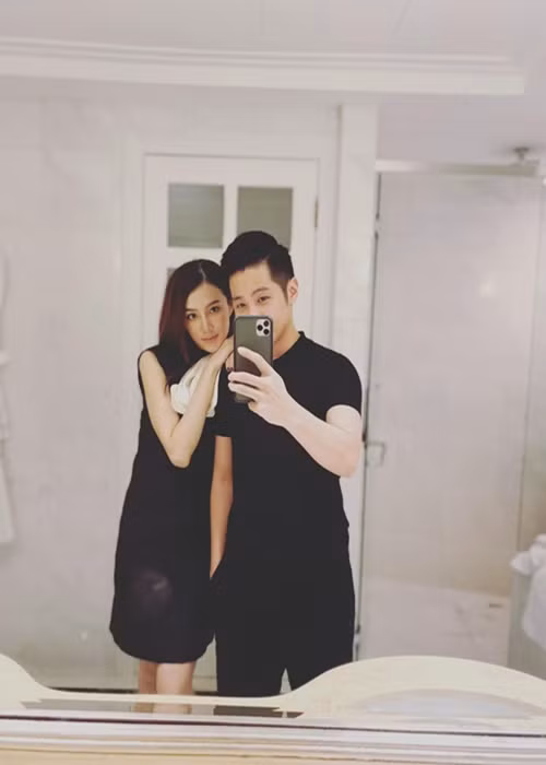 Lê Hà kết hôn với Võ Trần Trung Hiếu. Cả hai cùng sinh năm 1993. Trung Hiếu là chủ một chuỗi cửa hàng trà sữa.