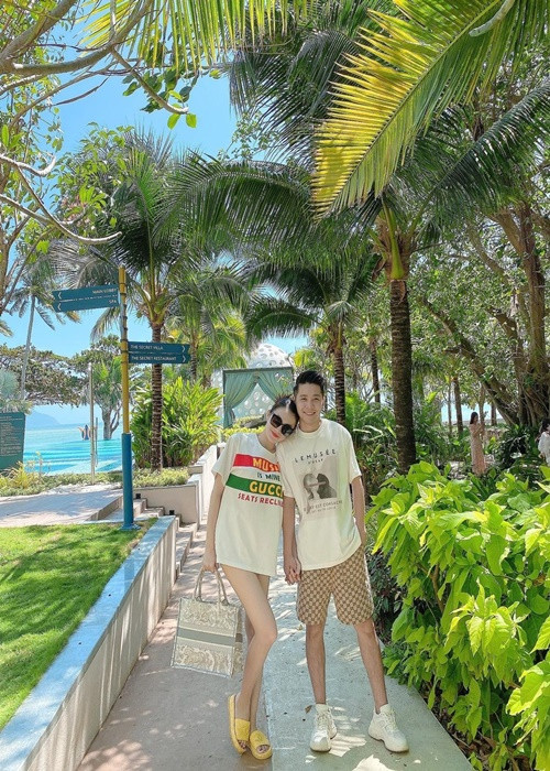 Theo Vietnamnet, chồng Lê Hà ngại vợ gặp thị phi, sóng gió nếu tiếp tục hoạt động trong showbiz bởi vậy khuyên Lê Hà giải nghệ.