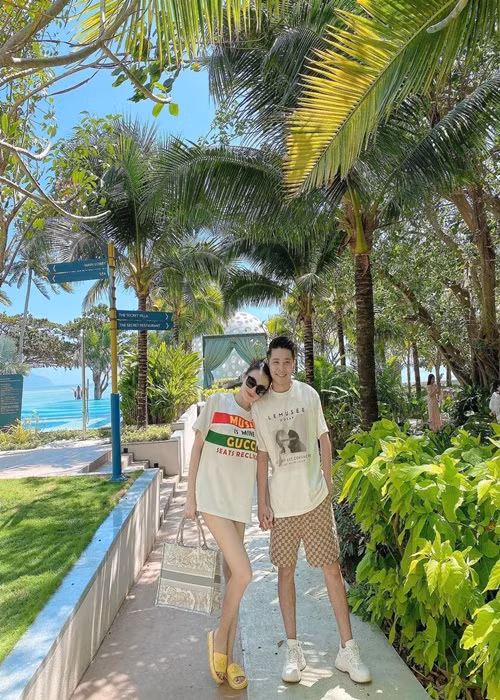 Theo Vietnamnet, chồng Lê Hà ngại vợ gặp thị phi, sóng gió nếu tiếp tục hoạt động trong showbiz bởi vậy khuyên Lê Hà giải nghệ.