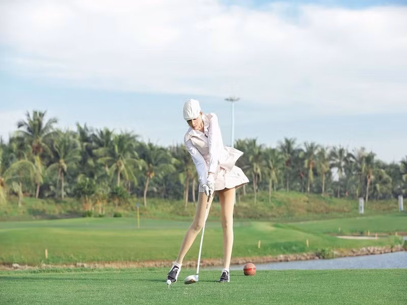 Nữ người mẫu đánh golf khi rảnh rỗi, du lịch nhiều nơi.