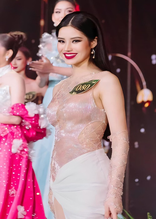 Tuy nhiên, không ít ý kiến bênh vực Cao Ngọc Bích, cho rằng cuộc thi vẫn chưa chính thức bắt đầu nên người đẹp vẫn có thời gian để trau dồi khả năng nói tiếng Anh. Ảnh: FB Cao Ngọc Bích.