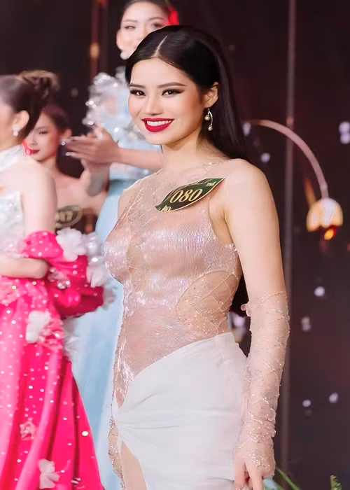 Tuy nhiên, không ít ý kiến bênh vực Cao Ngọc Bích, cho rằng cuộc thi vẫn chưa chính thức bắt đầu nên người đẹp vẫn có thời gian để trau dồi khả năng nói tiếng Anh. Ảnh: FB Cao Ngọc Bích.