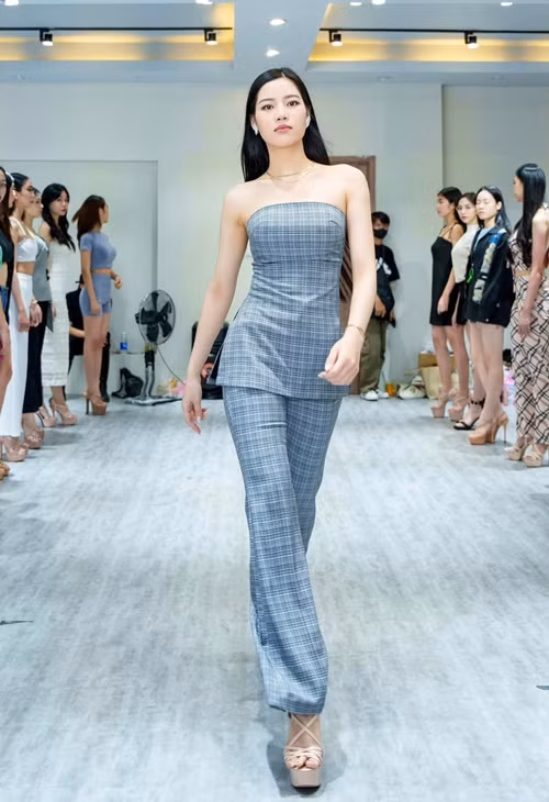 Nhiều người cho rằng Cao Ngọc Bích chưa có nhiều kinh nghiệm thi đấu và không nổi bật. Bởi vậy, việc Cao Ngọc Bích thi Miss Earth 2024 gây tranh luận trên mạng xã hội. Ảnh: FB Cao Ngọc Bích.